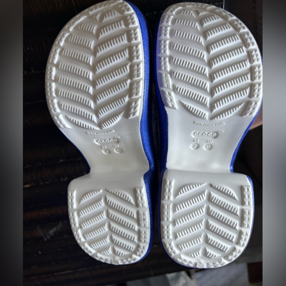 Nwot Crocs Hello Kitty Siren Clogs Blue Size 9 Hello Kitty's 50th Anniversary - Picture 12 of 16